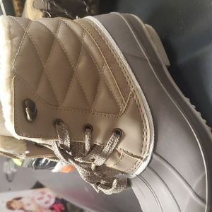 Winter boots size 7